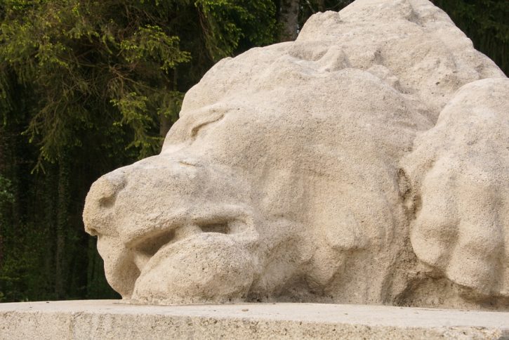 Lion mort, symbole des chasseurs alpins allemands restés ici en terre française